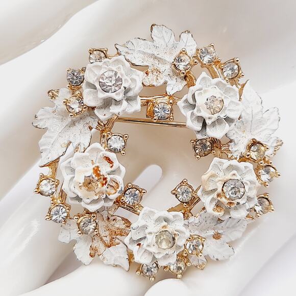 Vintage 1950 Wreath Brooch, White Enamel, Clear Rhinestones, Gold Tone, 1 7/8 In - Picture 1 of 8
